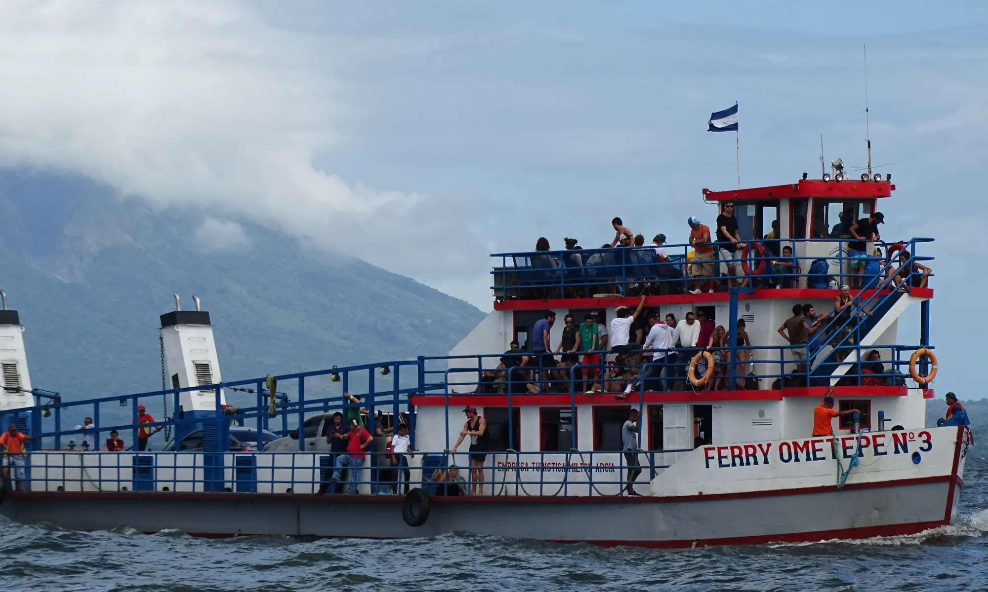 Ferry navegando en el Lago Cocibolca frente a la Isla de Ometepe